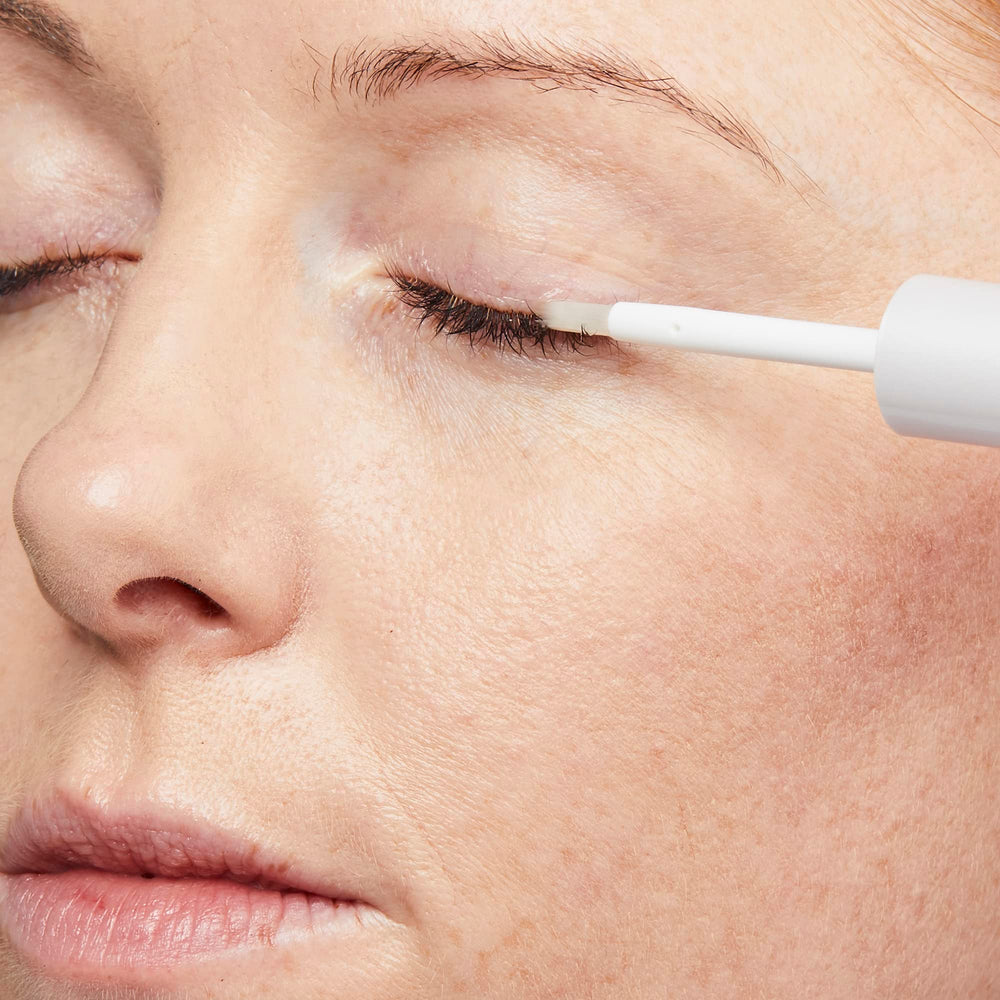 No7 applicator close-up lining the lash base for precise nightly application