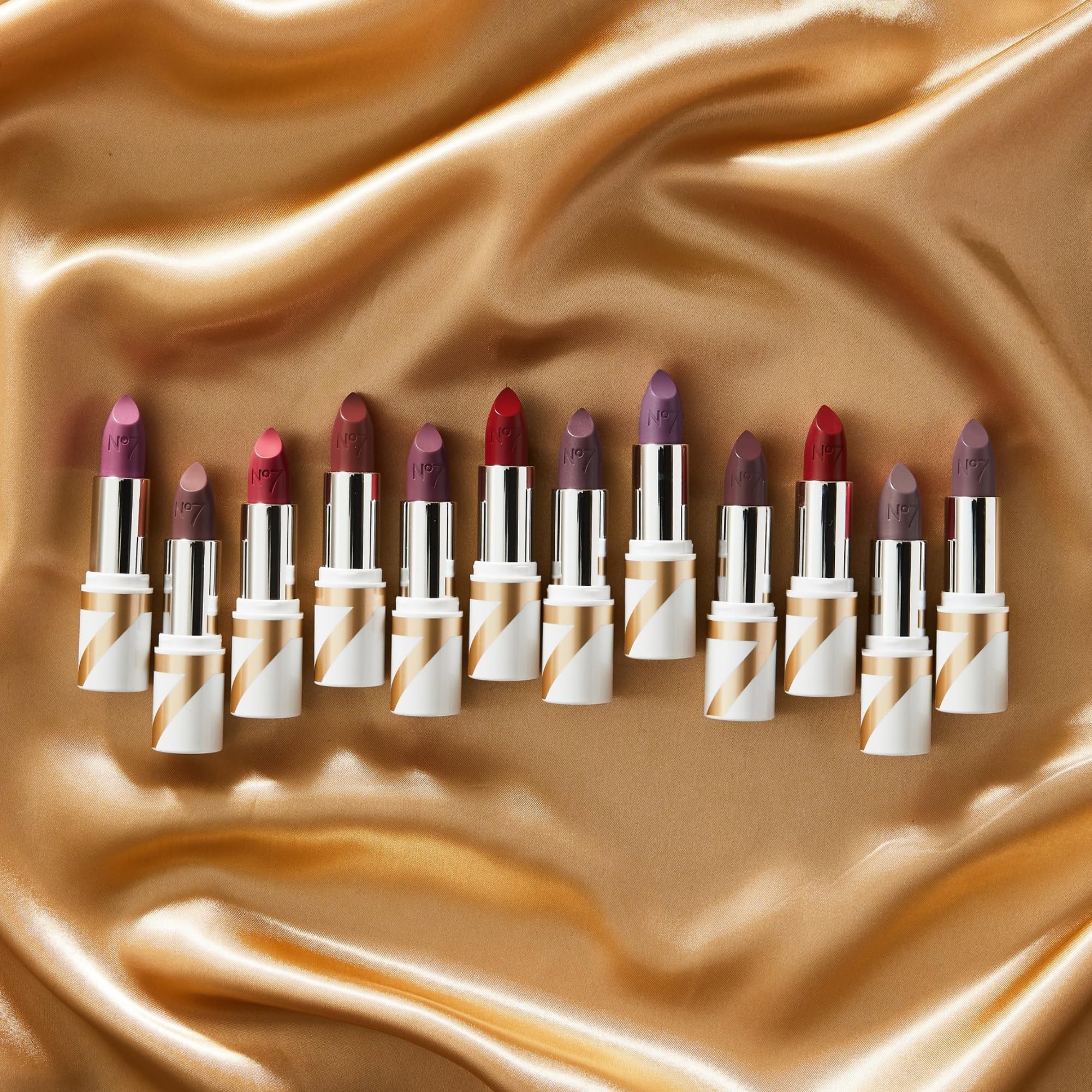 No7 ingredient visual with hyaluronic acid and argan fruit emphasizing hydration benefit