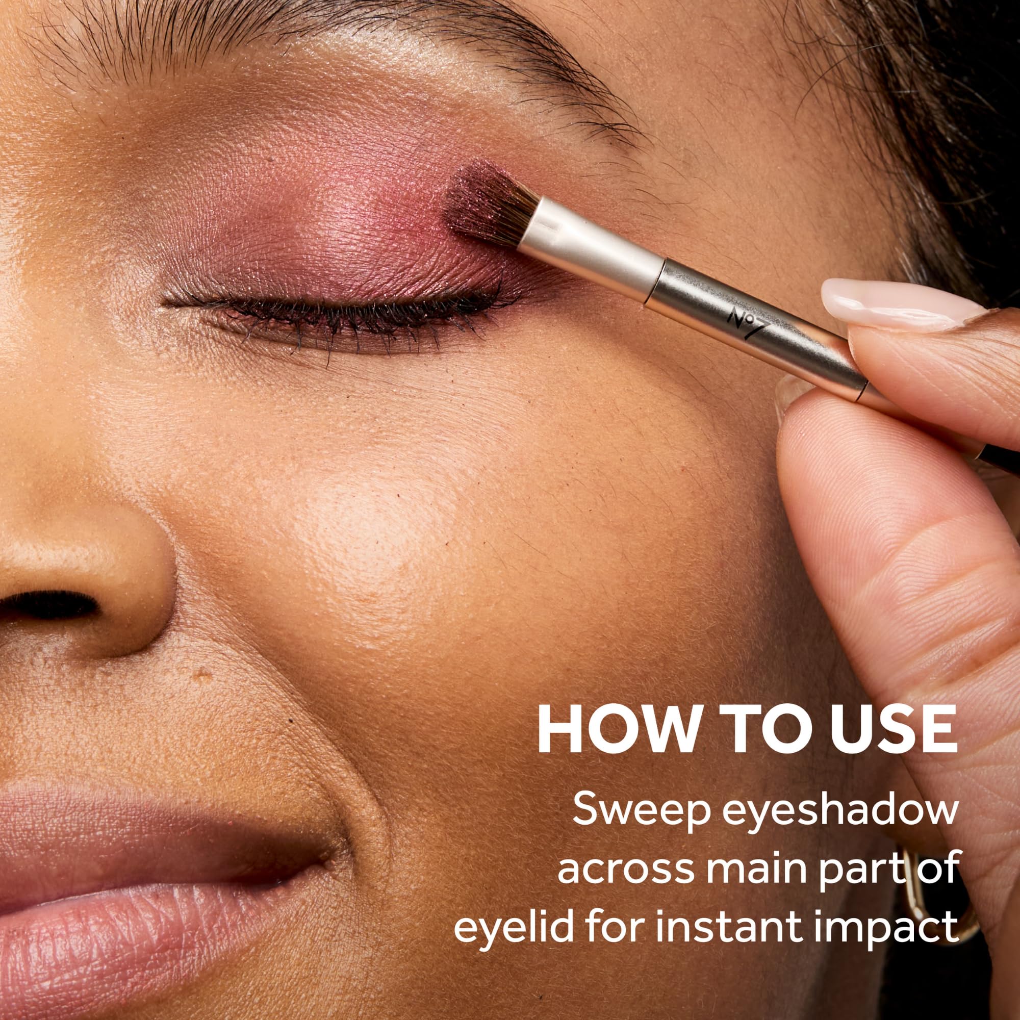 No7 dual-ended brush detail demonstrating precision and easy blending
