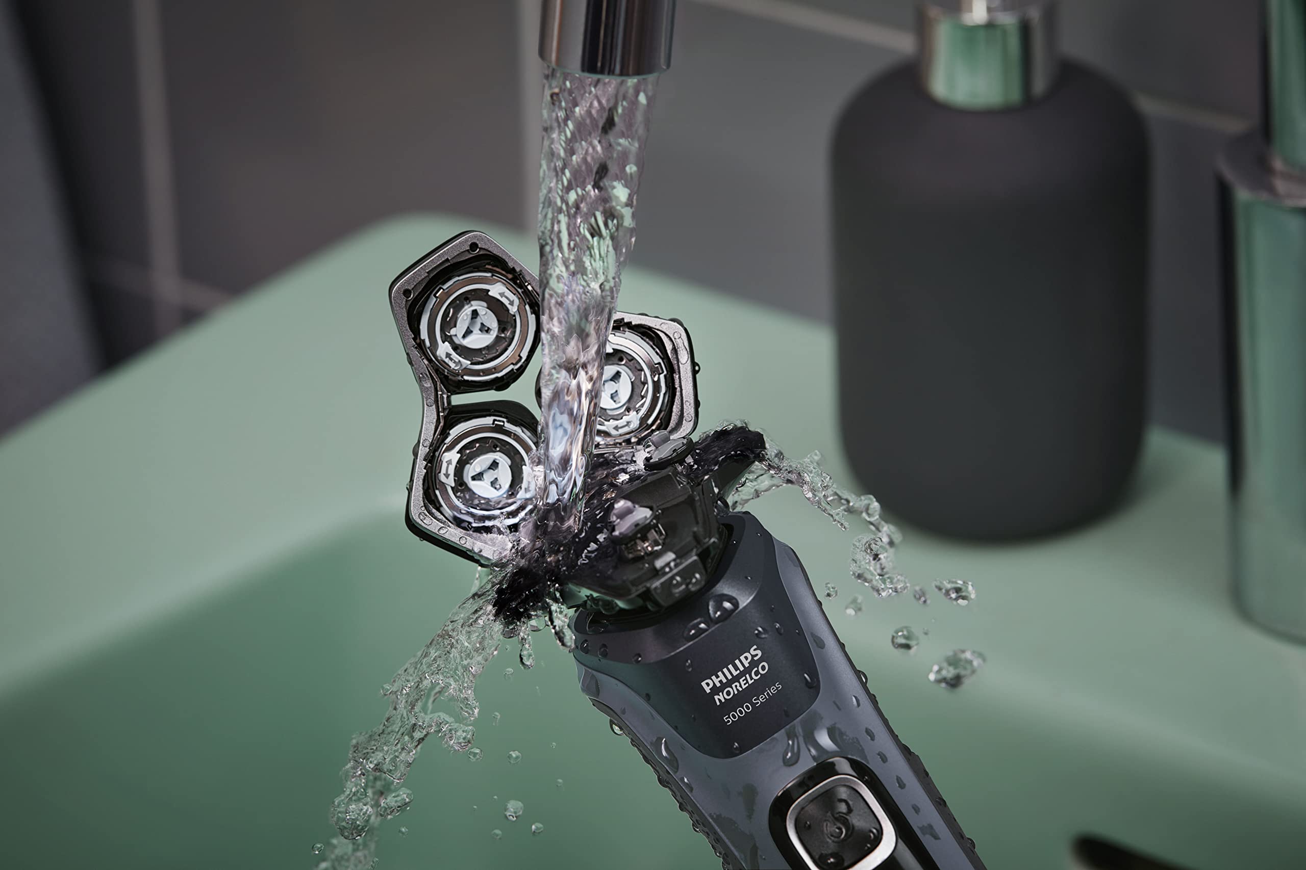 Norelco Shaver 5400 cordless up to 60 minutes for longer sessions
