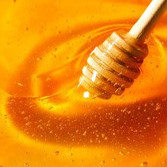 Nuxe Rêve de Miel honey-rich texture swatch for dry skin care.