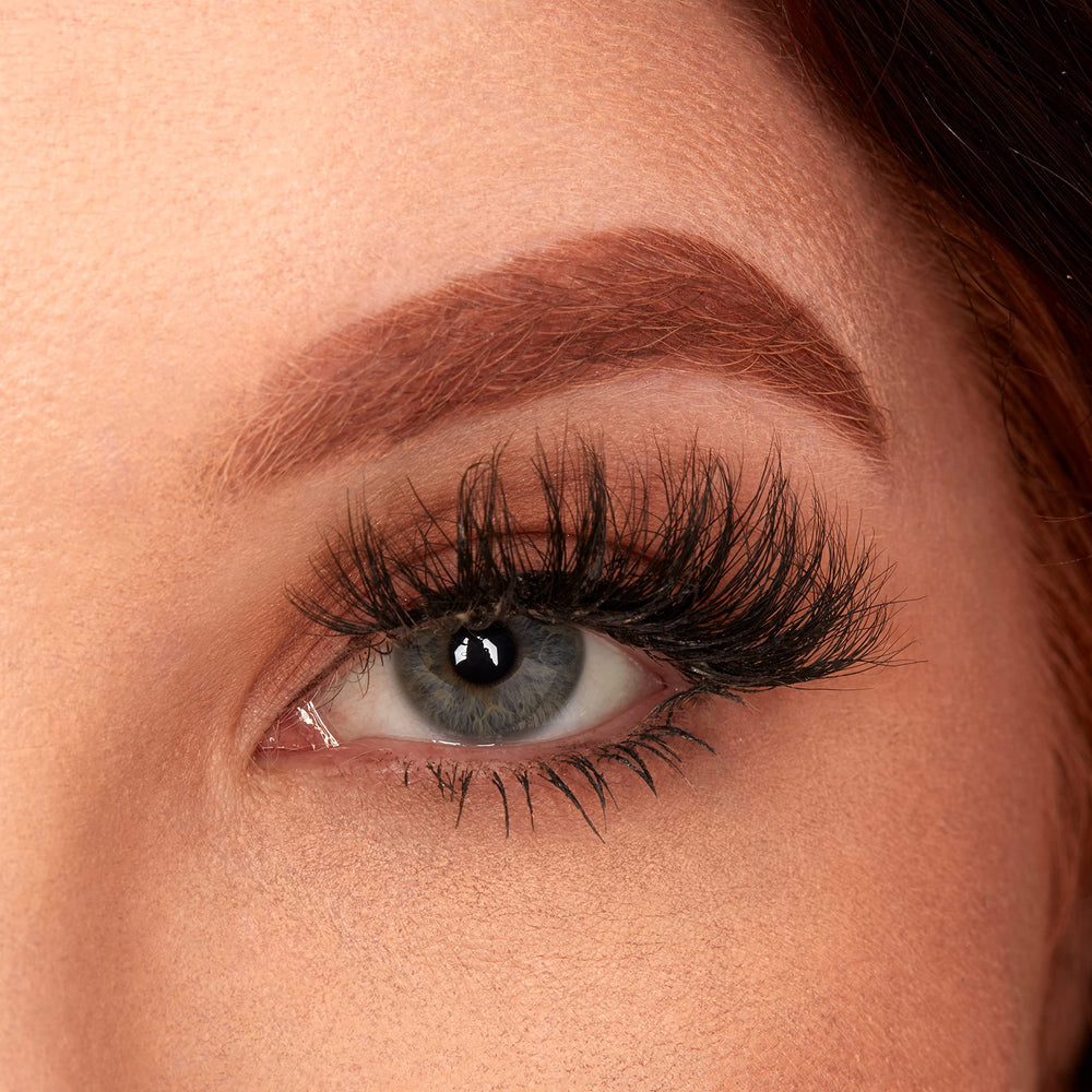 NYX Fill & Fluff Eyebrow Pomade Pencil: textura cerosa que facilita rellenar y fijar el arco.