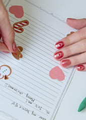 ohora N Magnetic Love magnet effect creates dynamic patterns on red gel strips.