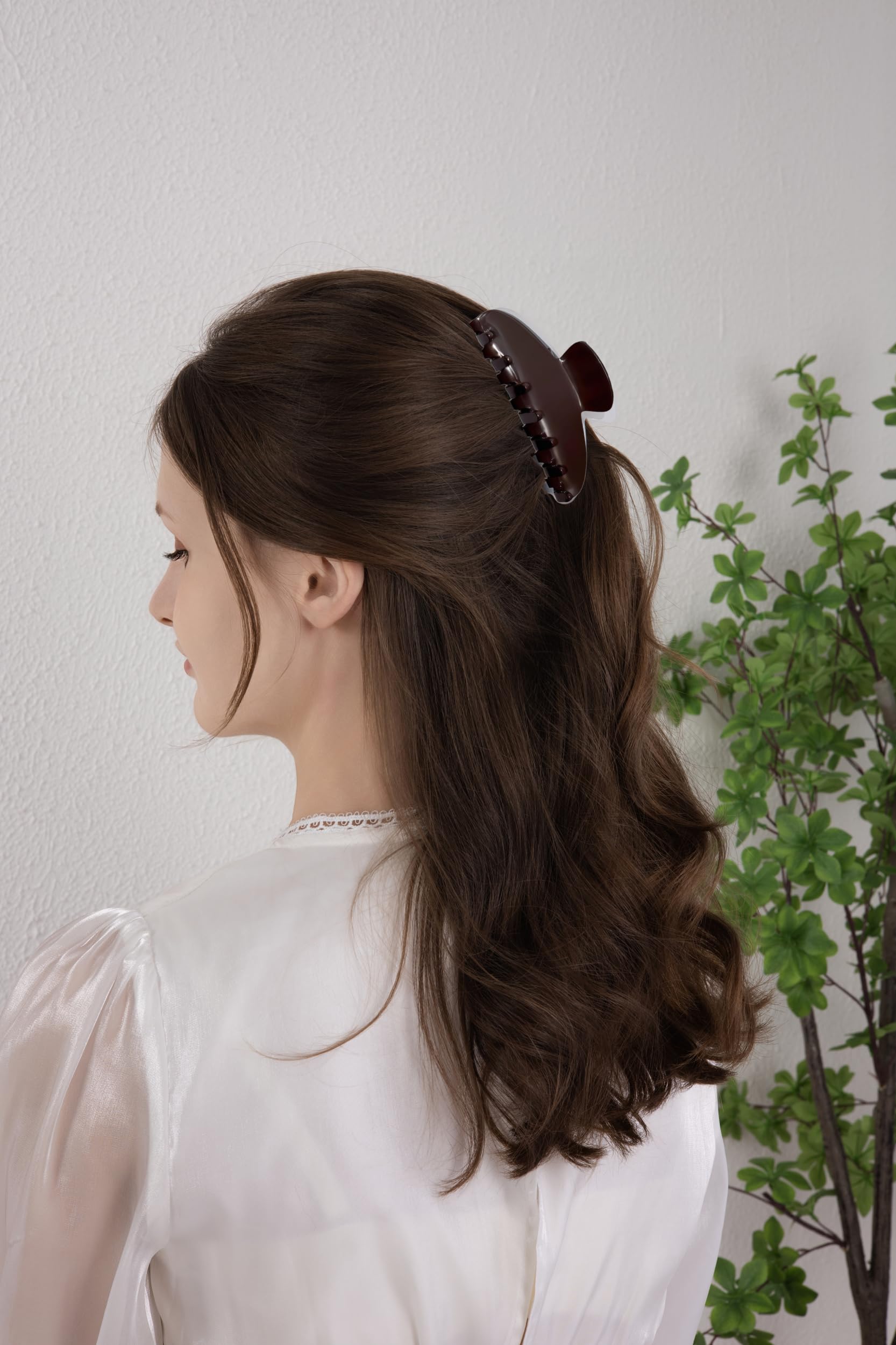 OideGuiing acetate hair clip coffee closeup texture highlights smooth surface to prevent snagging.