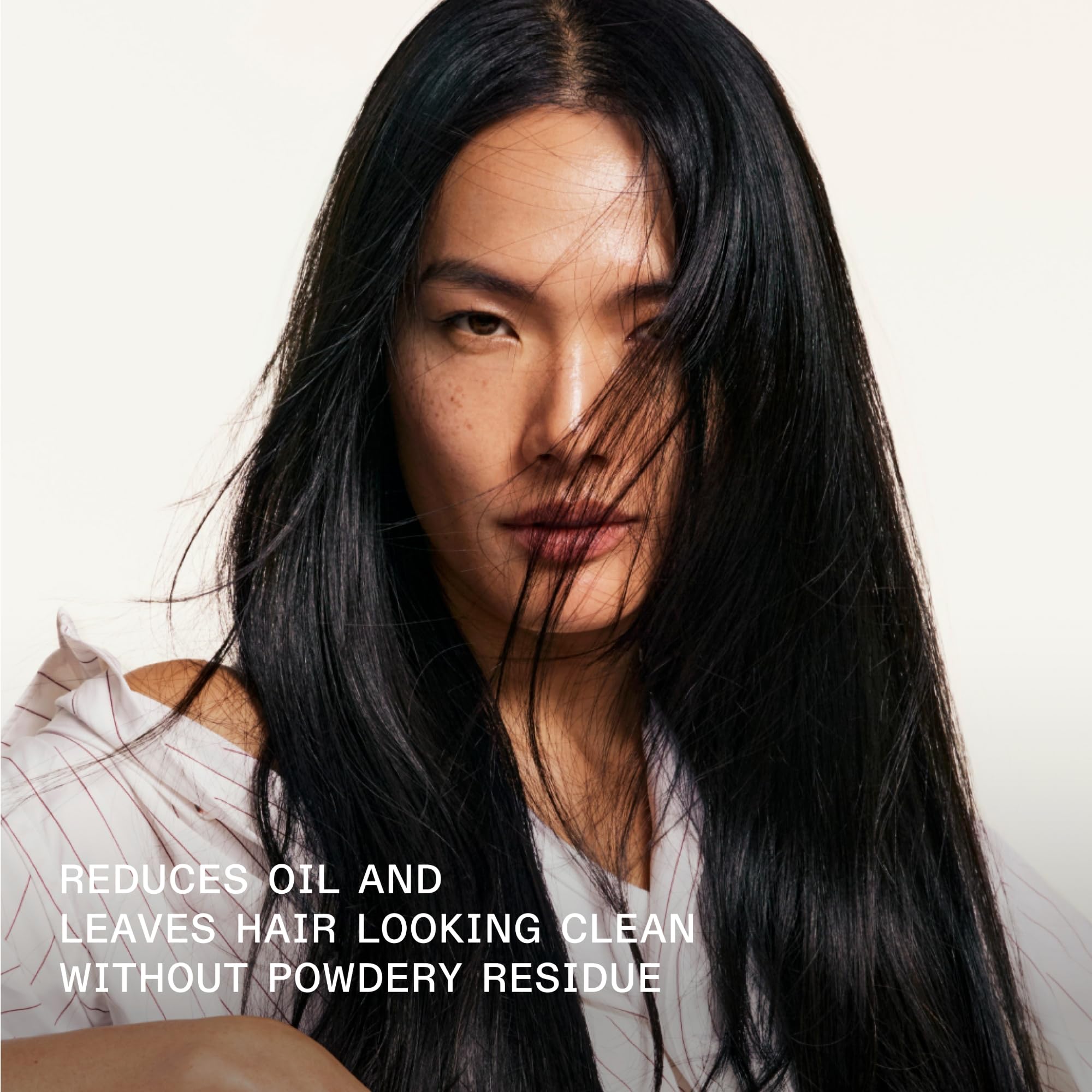 Olaplex Nº.4D close-up texture of fine powder-free finish for soft hair
