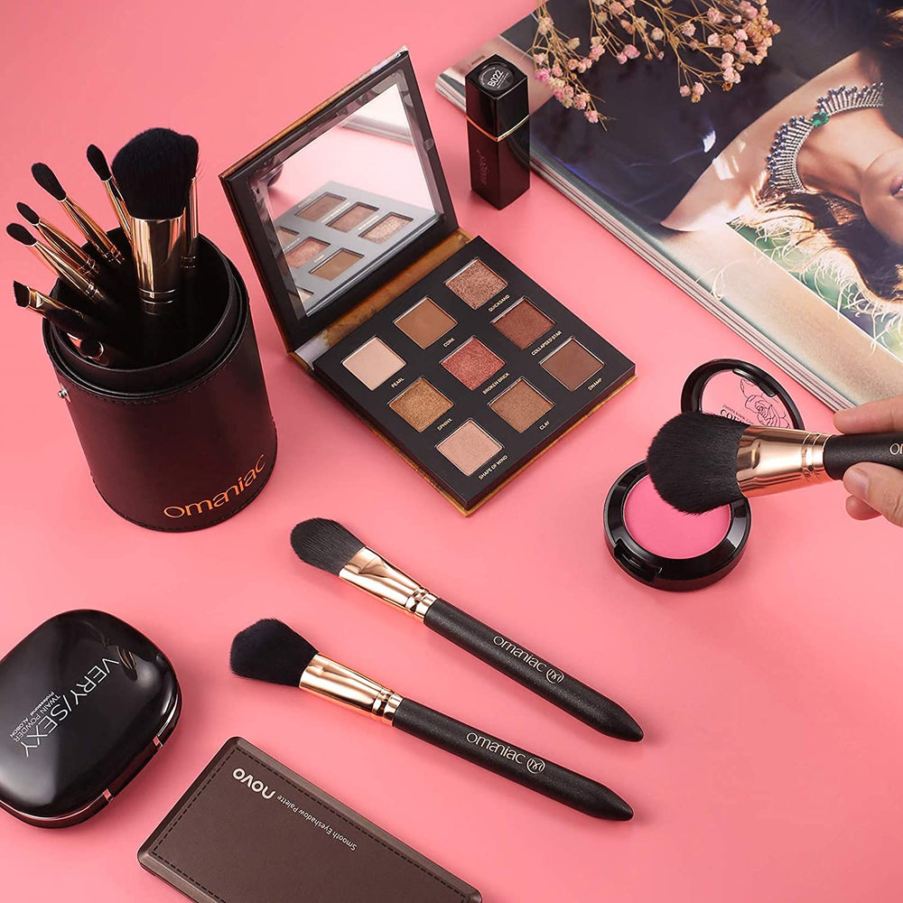OMANIAC ergonomic handle close-up demonstrates comfortable grip during makeup sessions