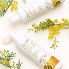 One 'n Only Argan Oil Moisture Repair conditioner pour demonstrates smooth detangling results