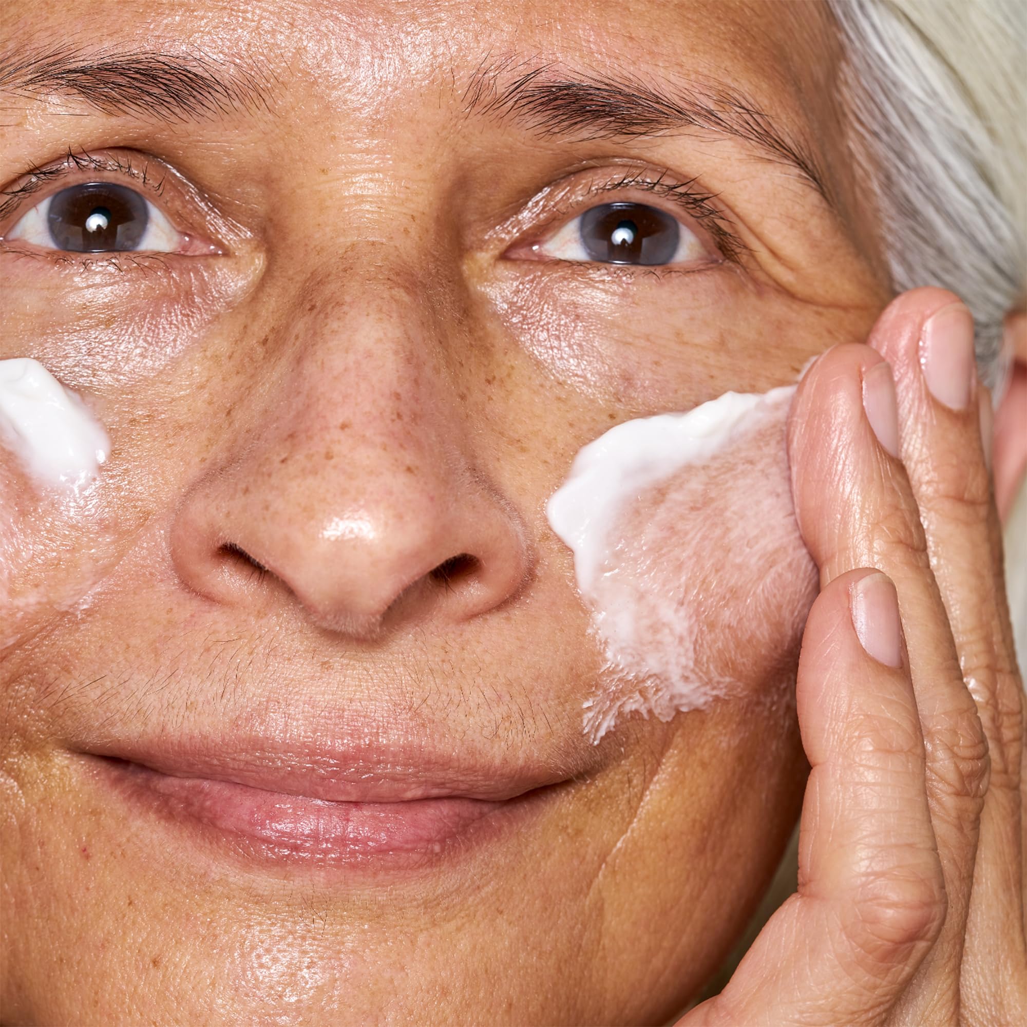 Osea seaweed-skincare-hero-shot conveys nourishing minerals and lasting hydration.