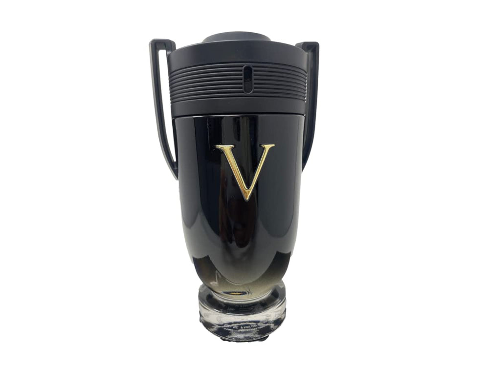 Paco Rabanne Invictus Victory Extreme spray mist demonstrates easy, even application