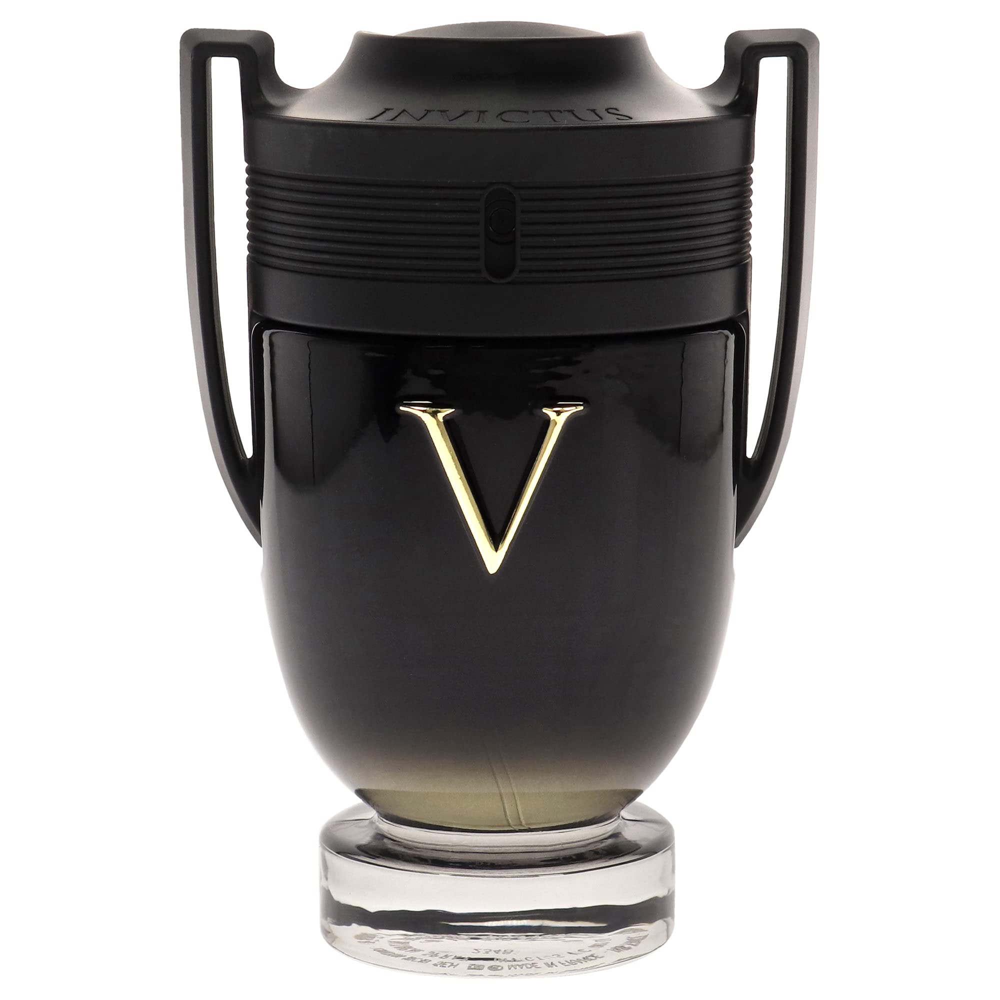 Paco Rabanne Invictus Victory spray-action demonstrates ease of use