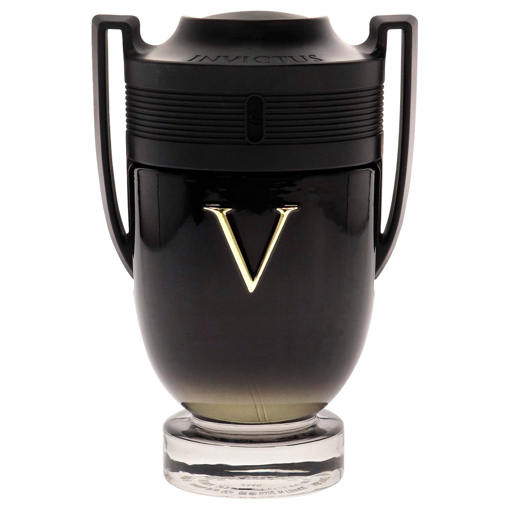 Paco Rabanne Invictus Victory spray-action demonstrates ease of use