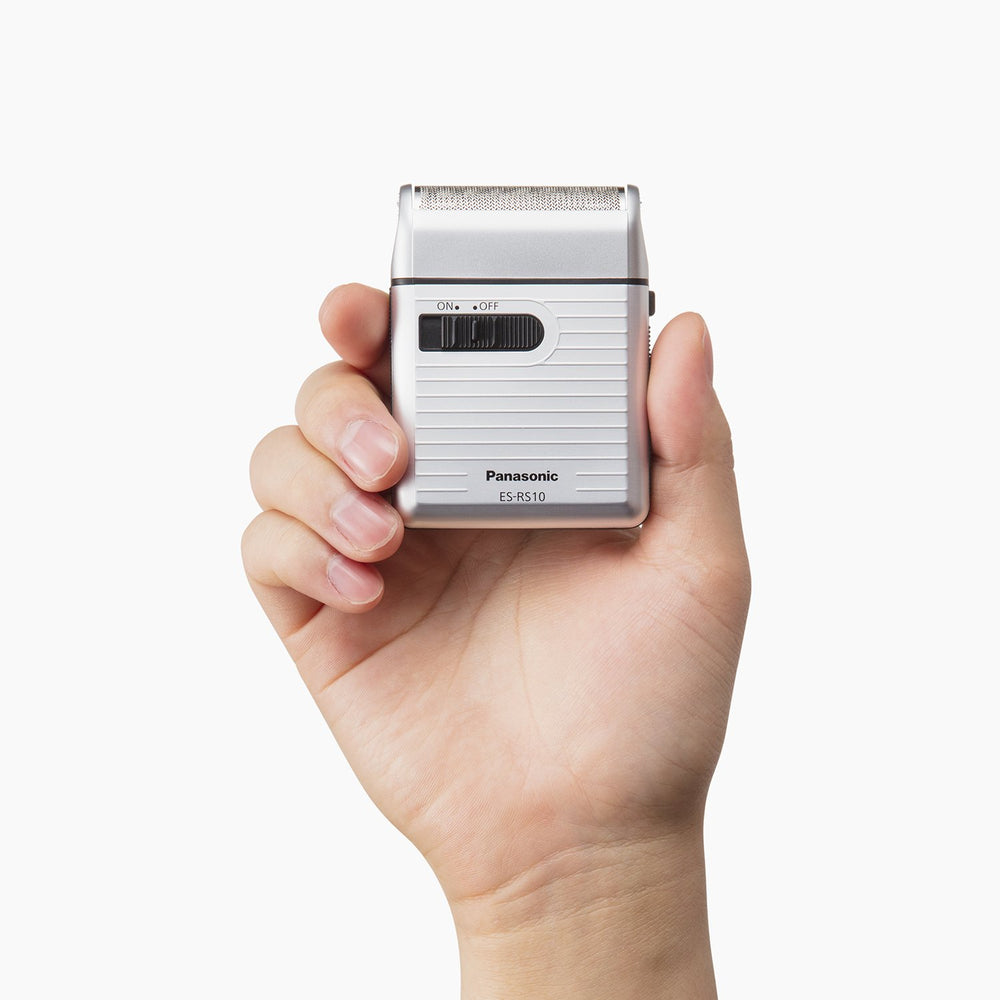 Panasonic ES-RS10-S DC3V battery compartment enables quick battery changes during travel.