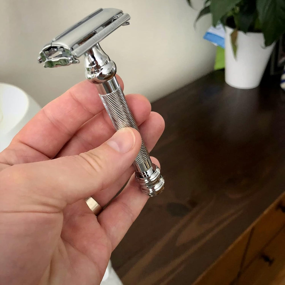 Parker 99R compatible with standard double-edge blades for versatility.