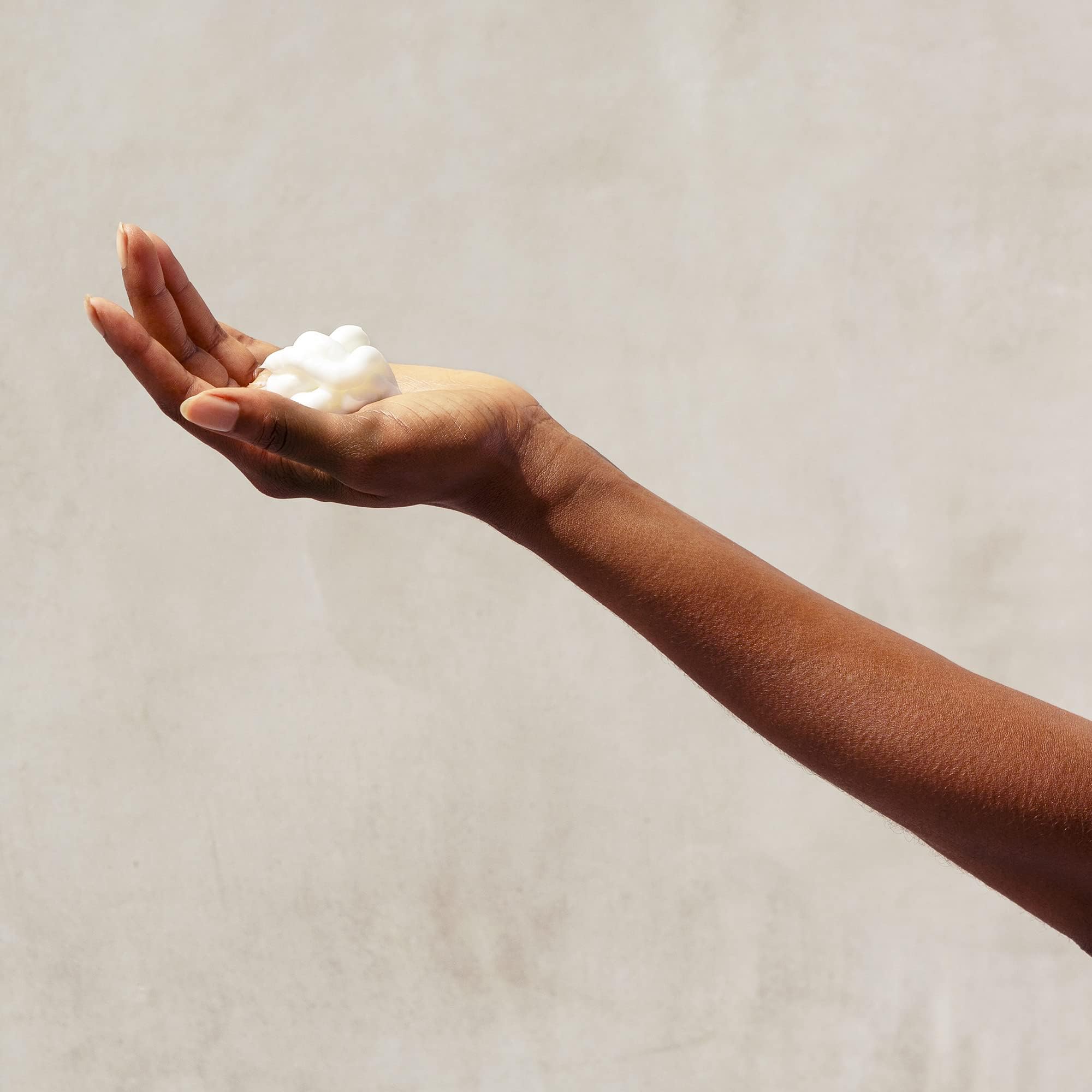 PATTERN Beauty mini curl mousse hands on usage demonstrating wash-and-go versatility