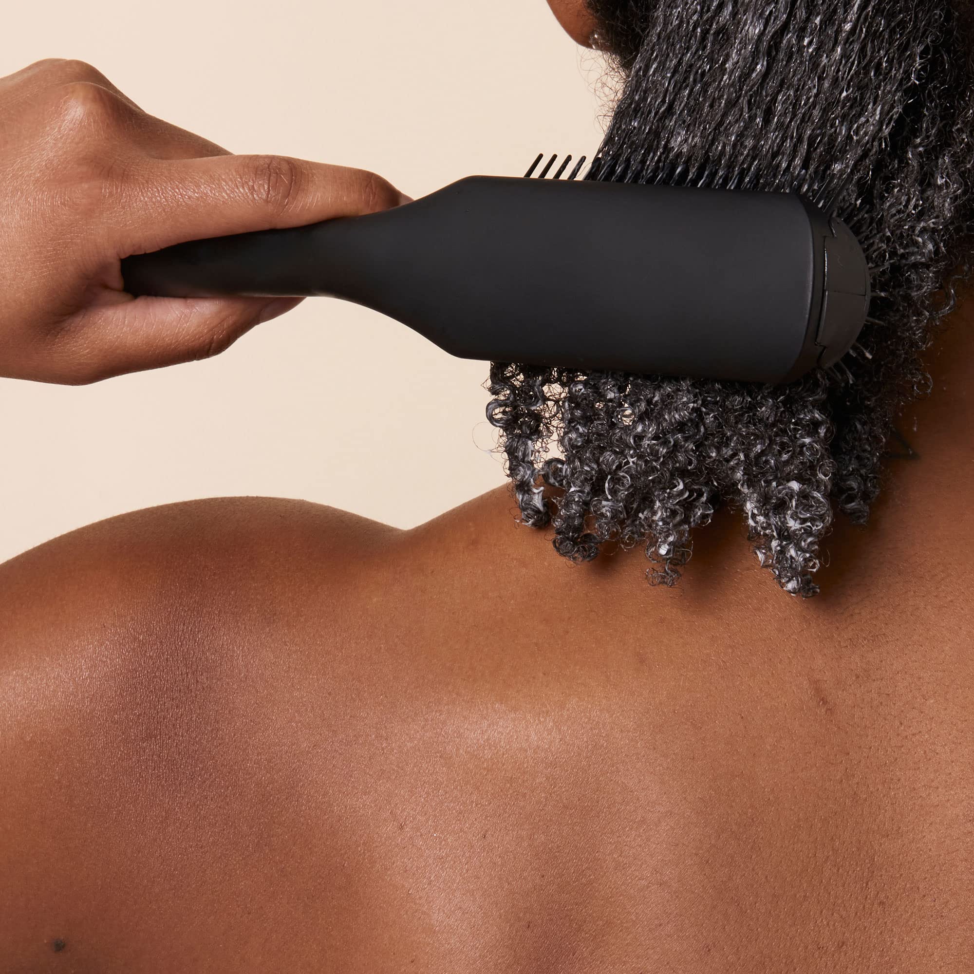 PATTERN Beauty Shower Brush curls-definition closeup demonstrates definition-friendly action.