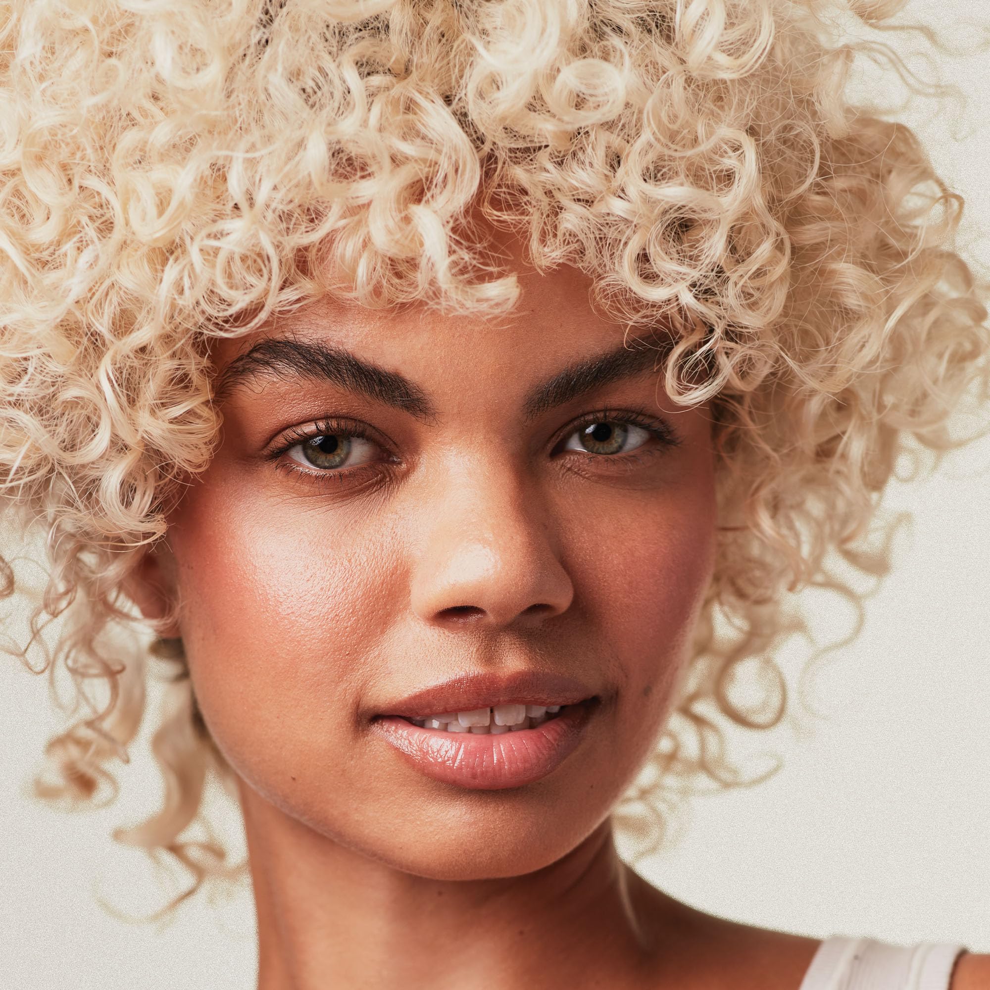 Paul Mitchell Platinum Blonde Violet Conditioner lather suggests easy application and shine.