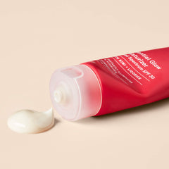 Paula's Choice Defense Essential Glow kiwi extract highlight emphasizes antioxidant-rich formula.