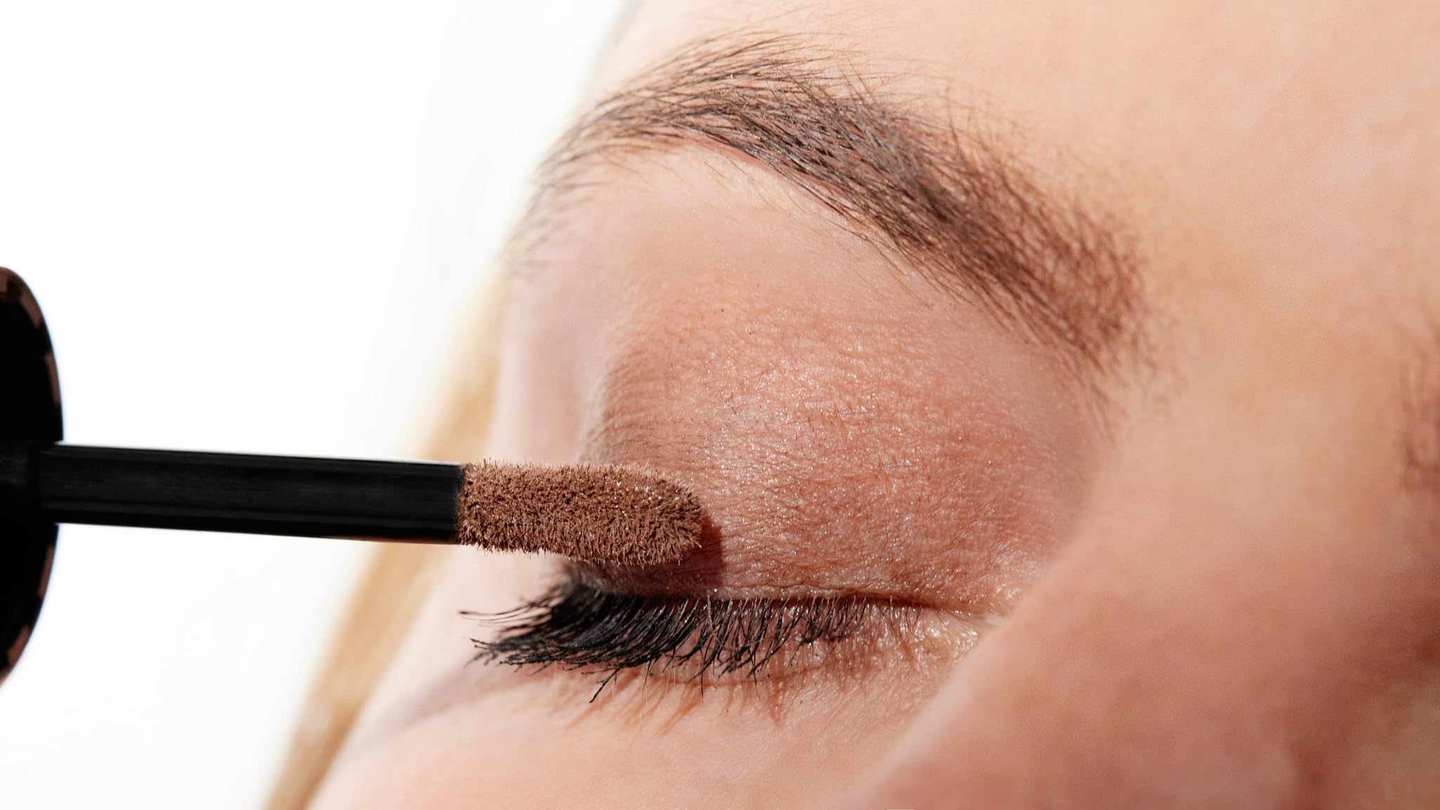 Perricone MD No Makeup Eyeshadow Shade 2 anti-aging benefits in a cosmetic formula.