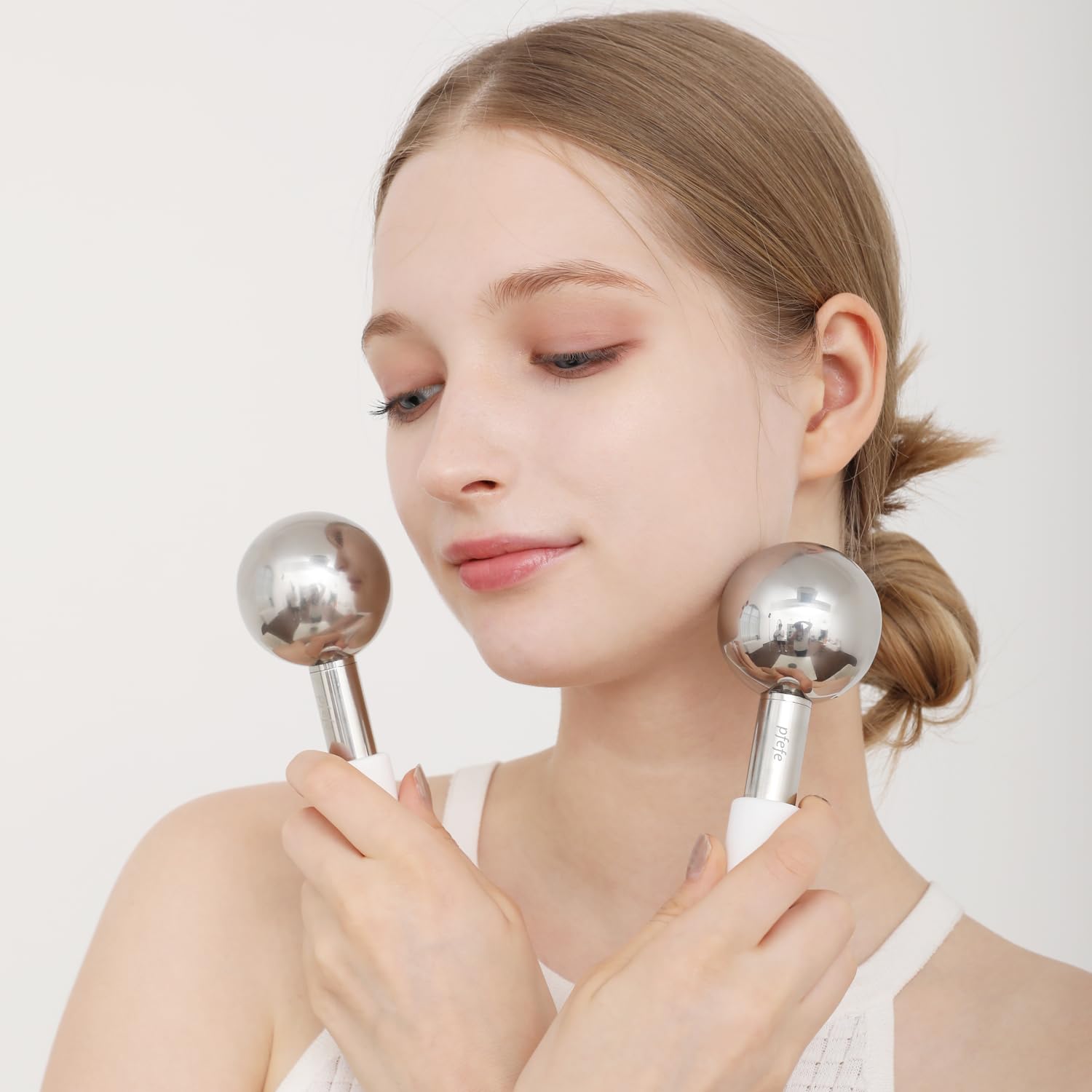 Pfefe ice globes performing smooth 360-rolling action on skin