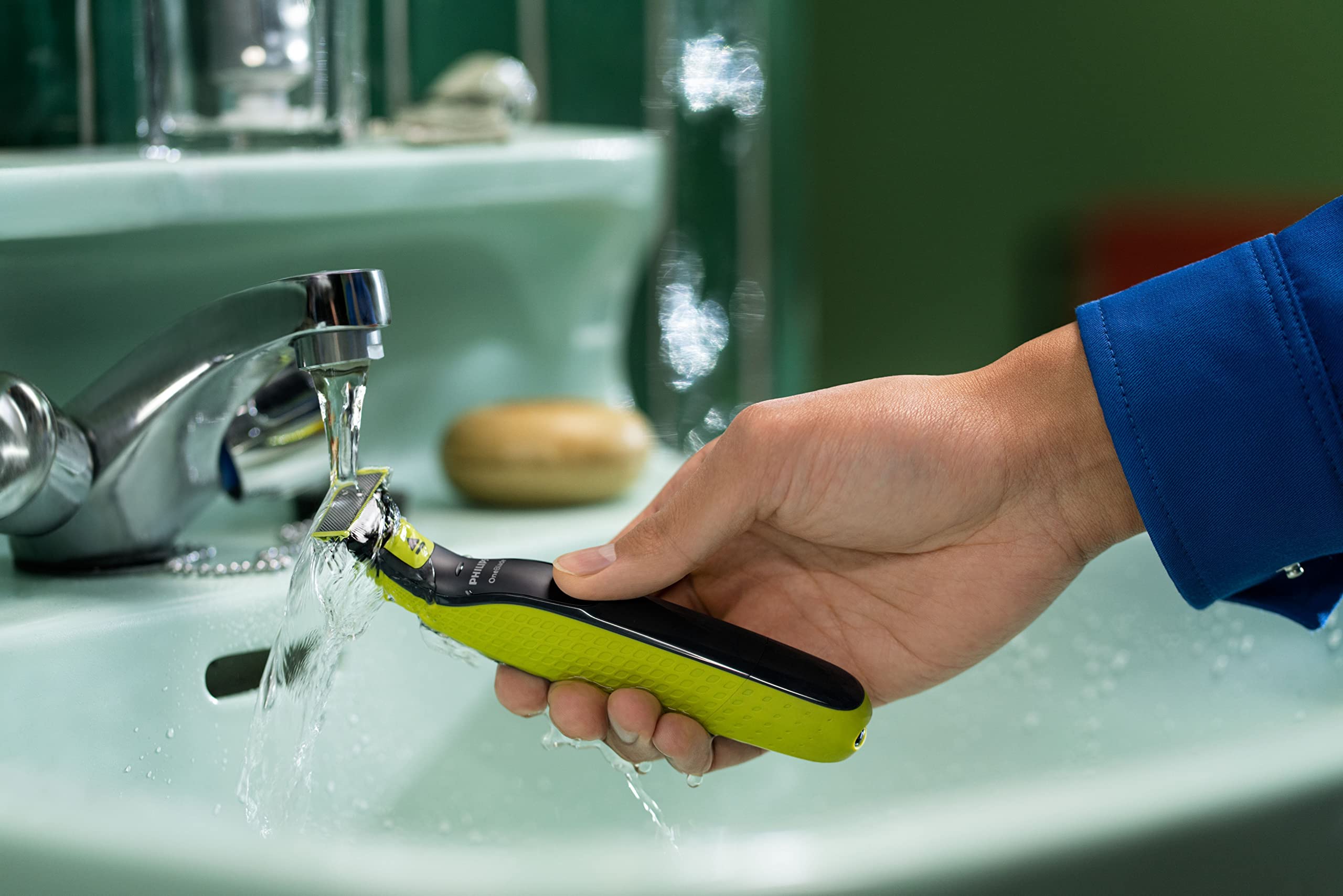 Philips OneBlade authentic blades close-up—brand quality and dependable edge.