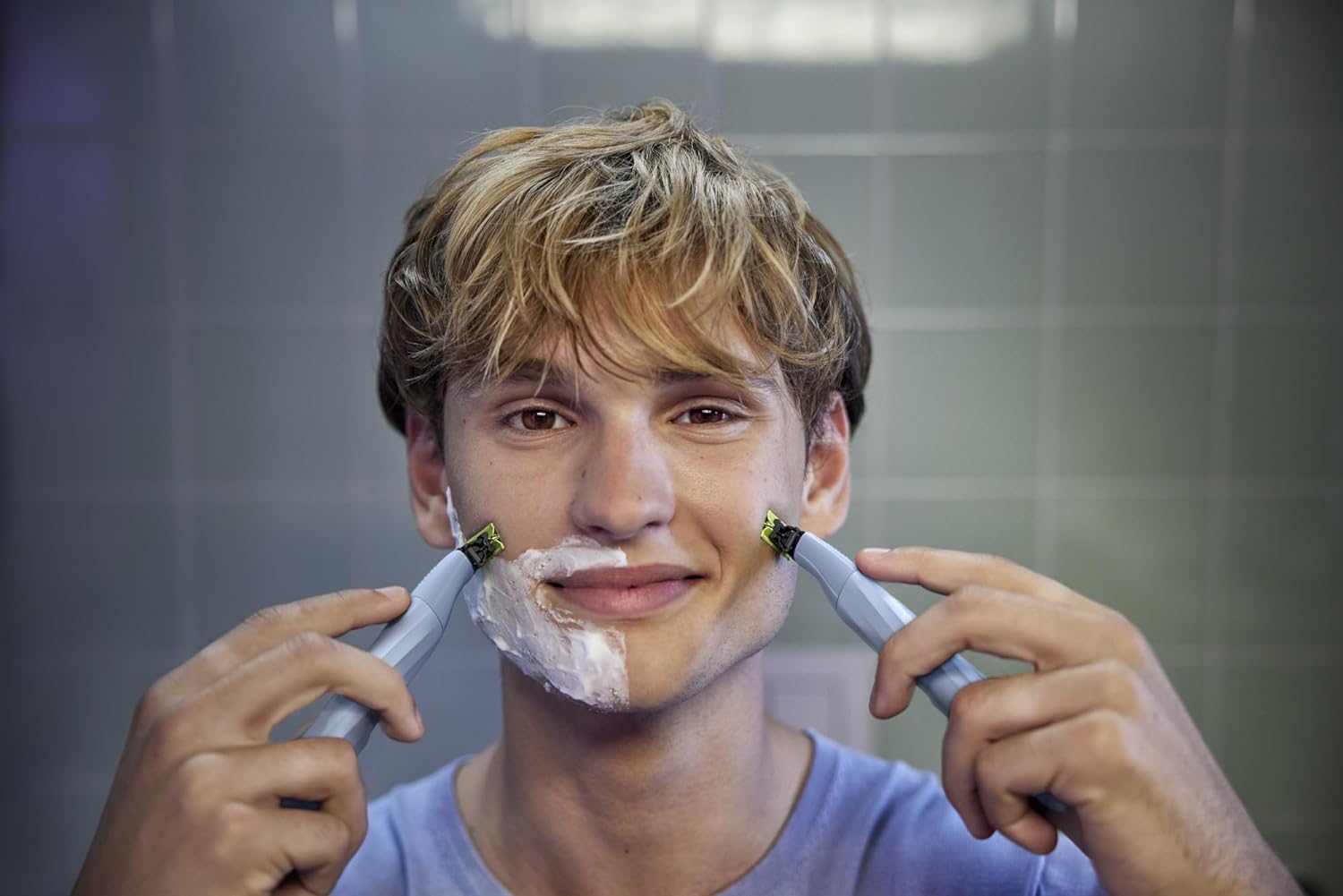 Philips OneBlade First Shave rechargeable battery illustration highlights 30 minutes of use after charge.