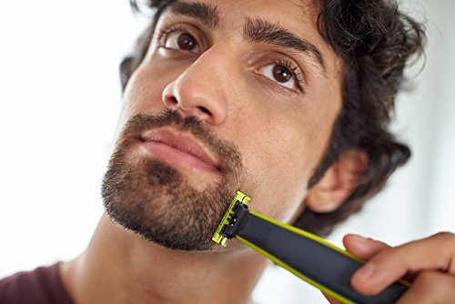 Philips OneBlade QP2520 handle-detail showcases ergonomic grip.
