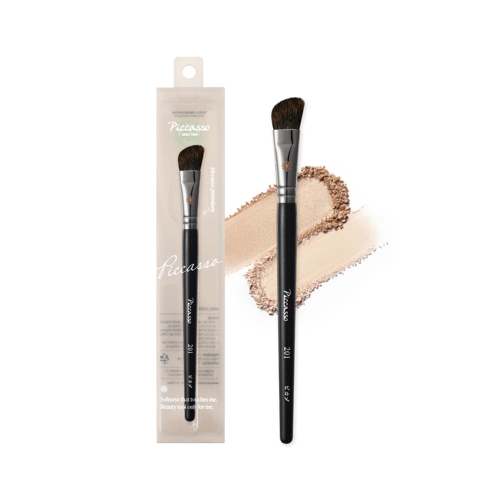 Piccasso 201 nose shading brush closeup with soft bristles for gentle blending.