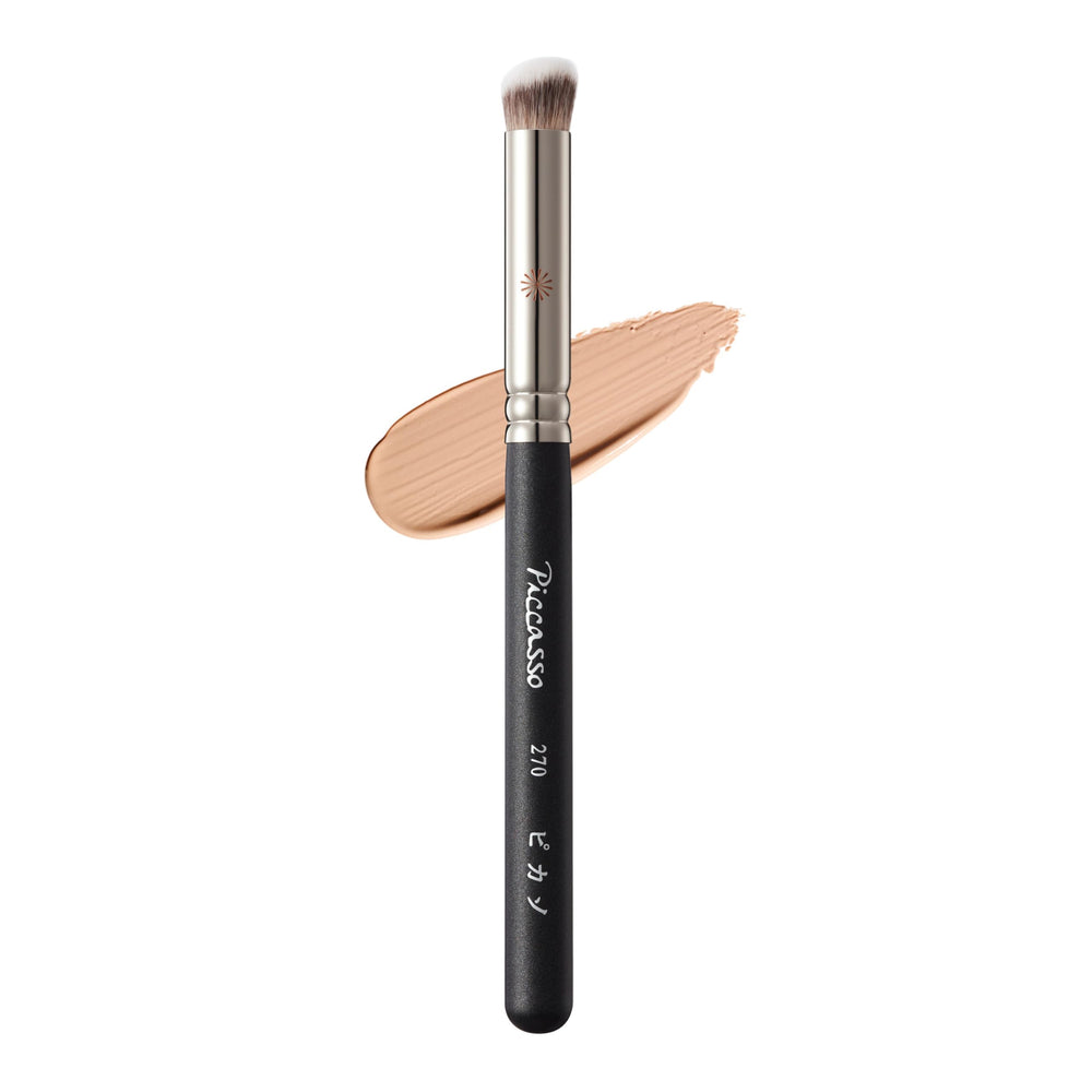 Piccasso 270 concealer brush front view delivers fast, even coverage for larger areas.