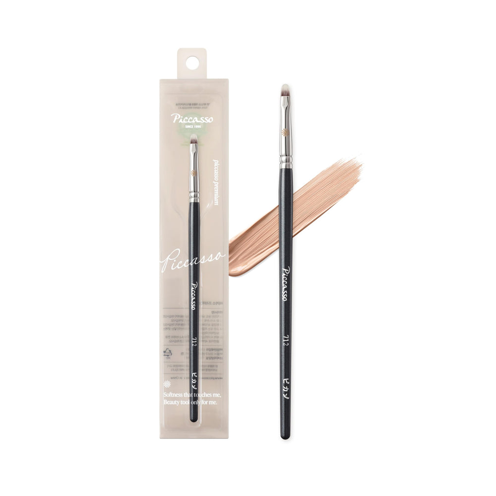 Piccasso 712 concealer brush flat-tip closeup for precise spot coverage.