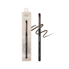 Piccasso 798 flat eyeliner brush focuses on lash line for precise tightlining with gel eyeliner.