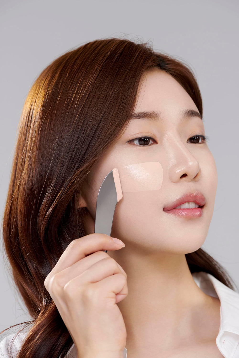 Piccasso foundation spatula delivers flawless, streak-free base application.