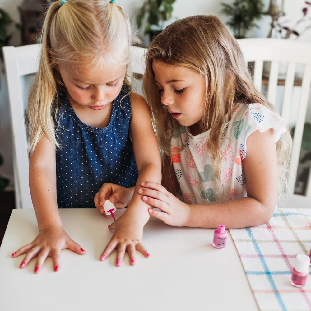 Piggy Paint Cutie Fruity chemical-free label signals non-toxic, kid-friendly safety.