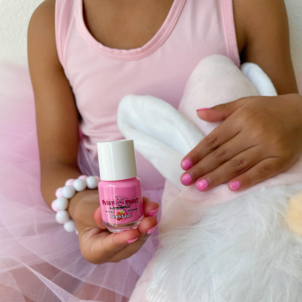 Shiny topcoat finish on painted nails after drying