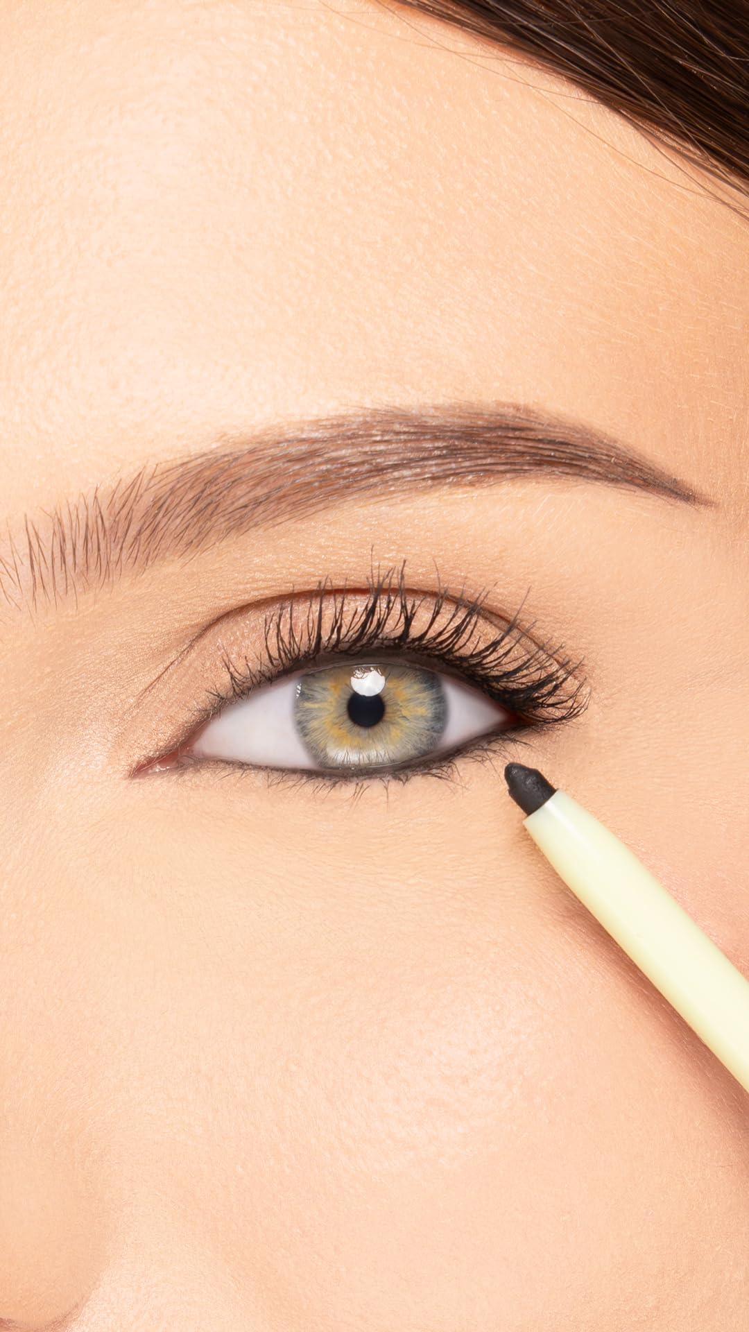 Pixi Eye Define Waterline retractable design tip for easy application.