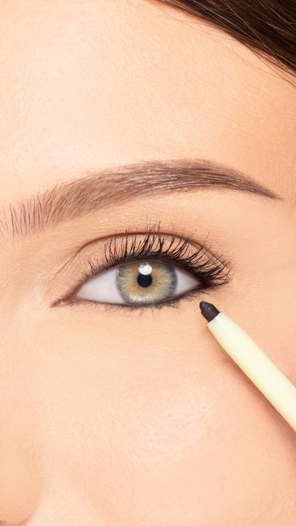 Pixi Eye Define Waterline retractable design tip for easy application.