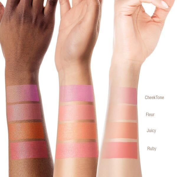 Pixi On-the-Glow Blush Juicy Ginseng detail for a refreshed look.