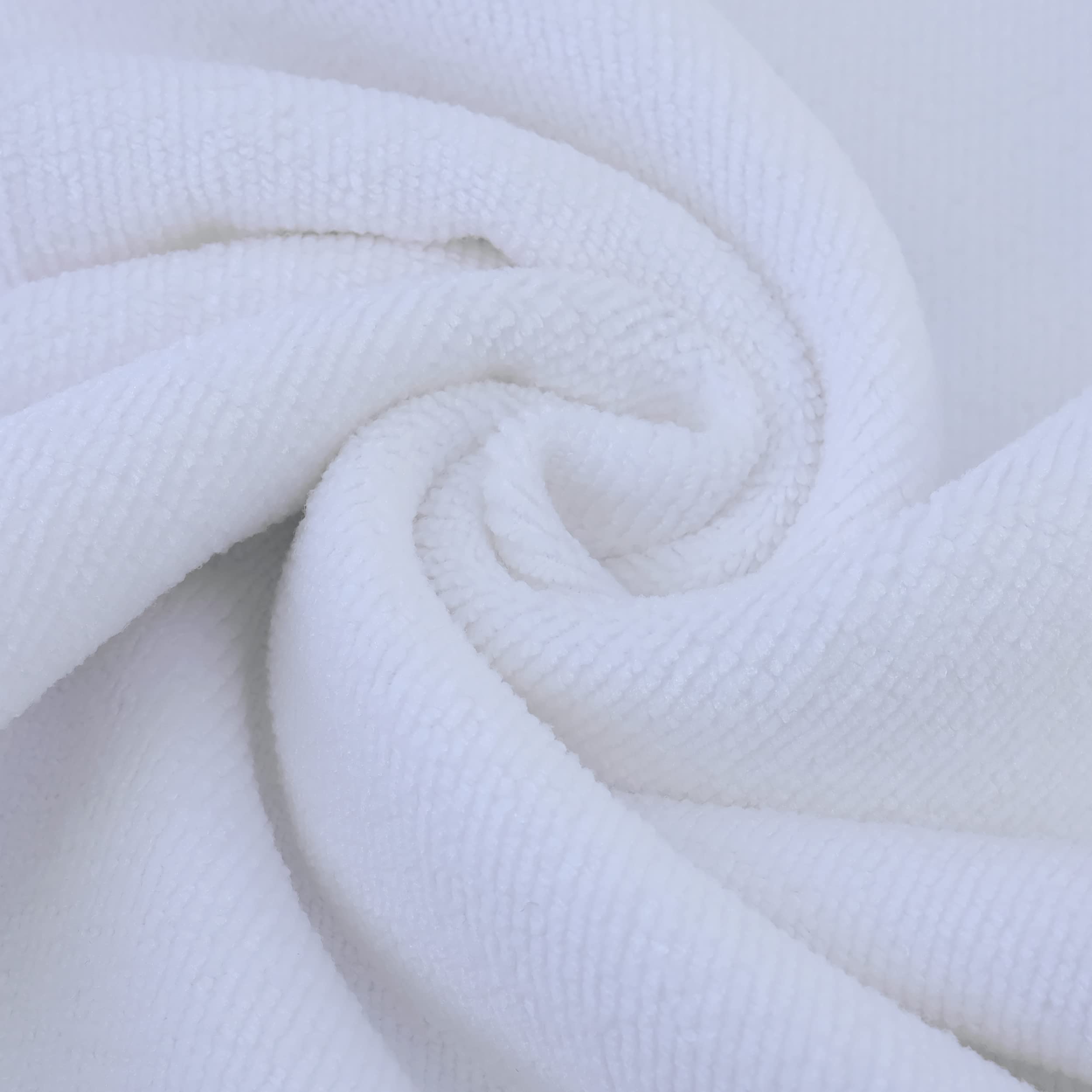 POLYTE 20-by-40-inch large towel ideal for long and thick hair types.