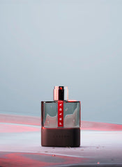 Prada Luna Rossa Carbon spray action releases a refreshing mist.