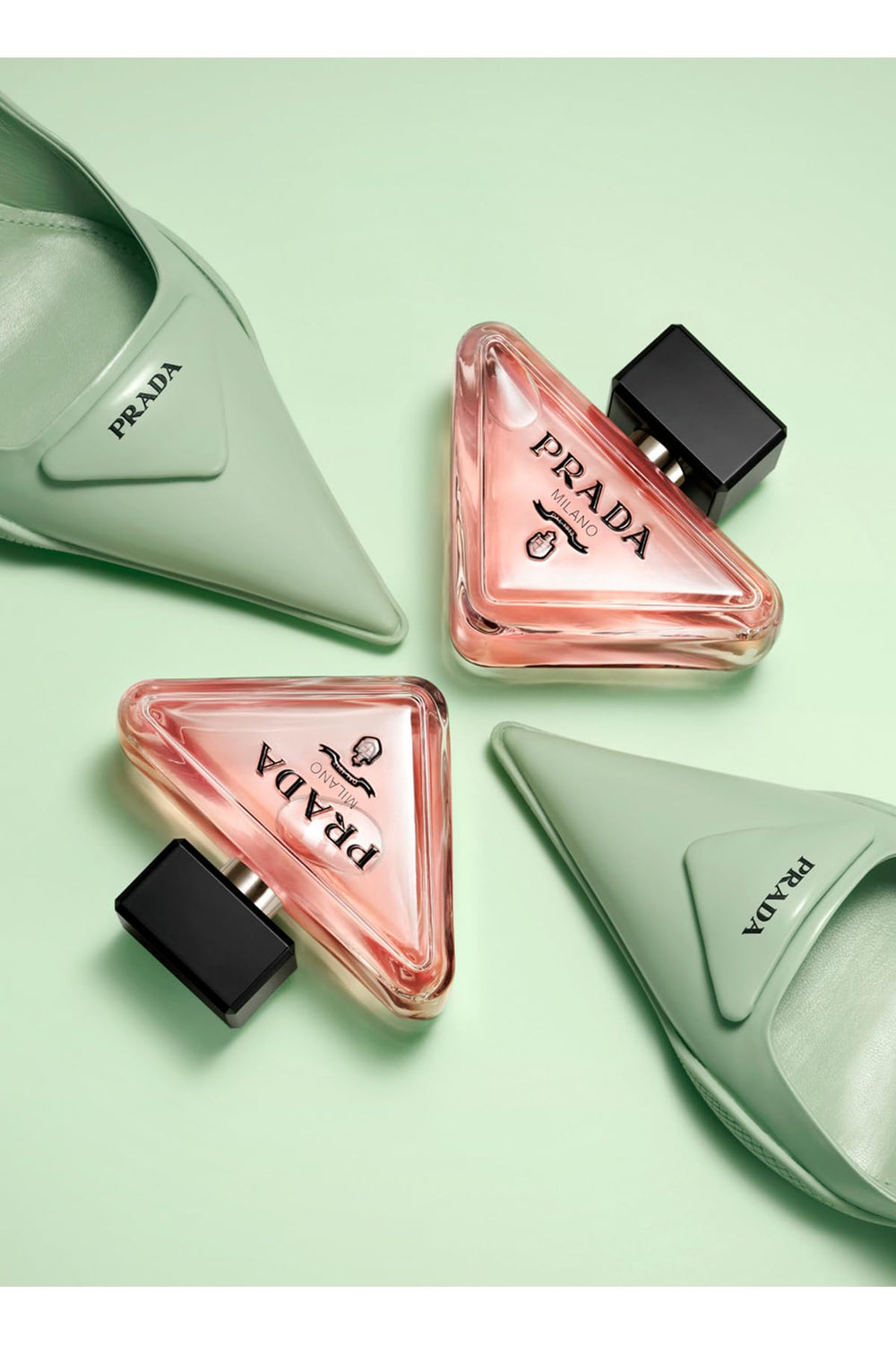 Prada Paradoxe amber-floral note close-up highlights warm elegance.