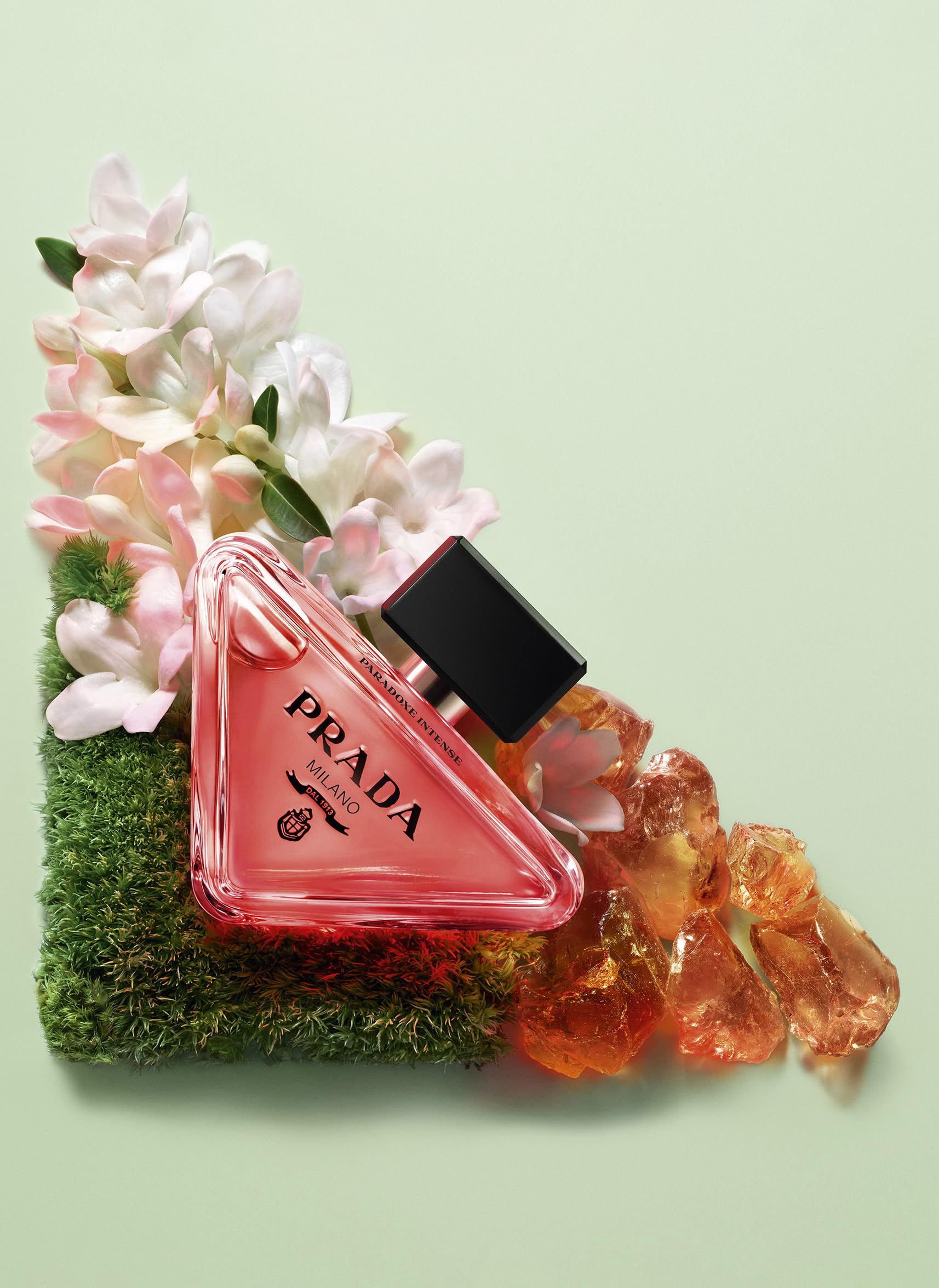 Prada Paradoxe Intense spray-dispense demonstrates precise application and instant scent release