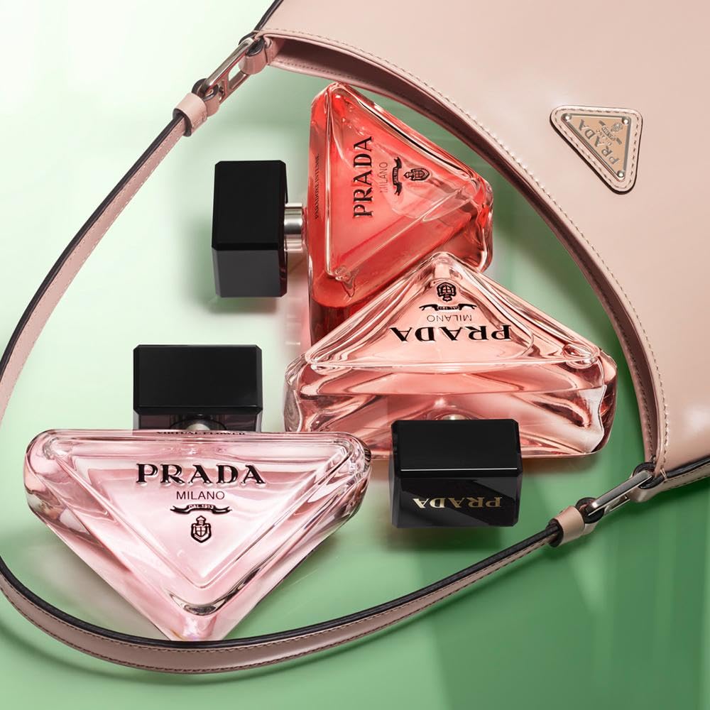 Prada Paradoxe Virtual Flower floral essence close-up with jasmine and neroli