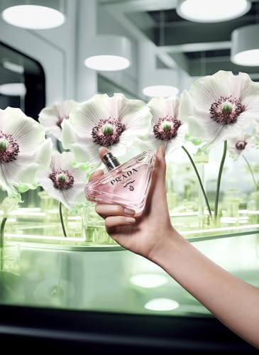 Prada Paradoxe Virtual Flower spray mid application, bright floral freshness