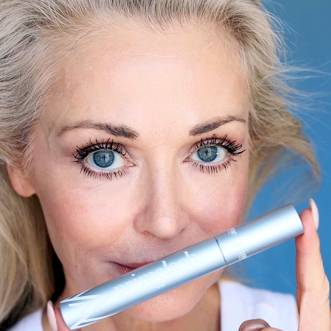 Prime Prometics PrimeLash brush close-up focusing on clump-free separation.