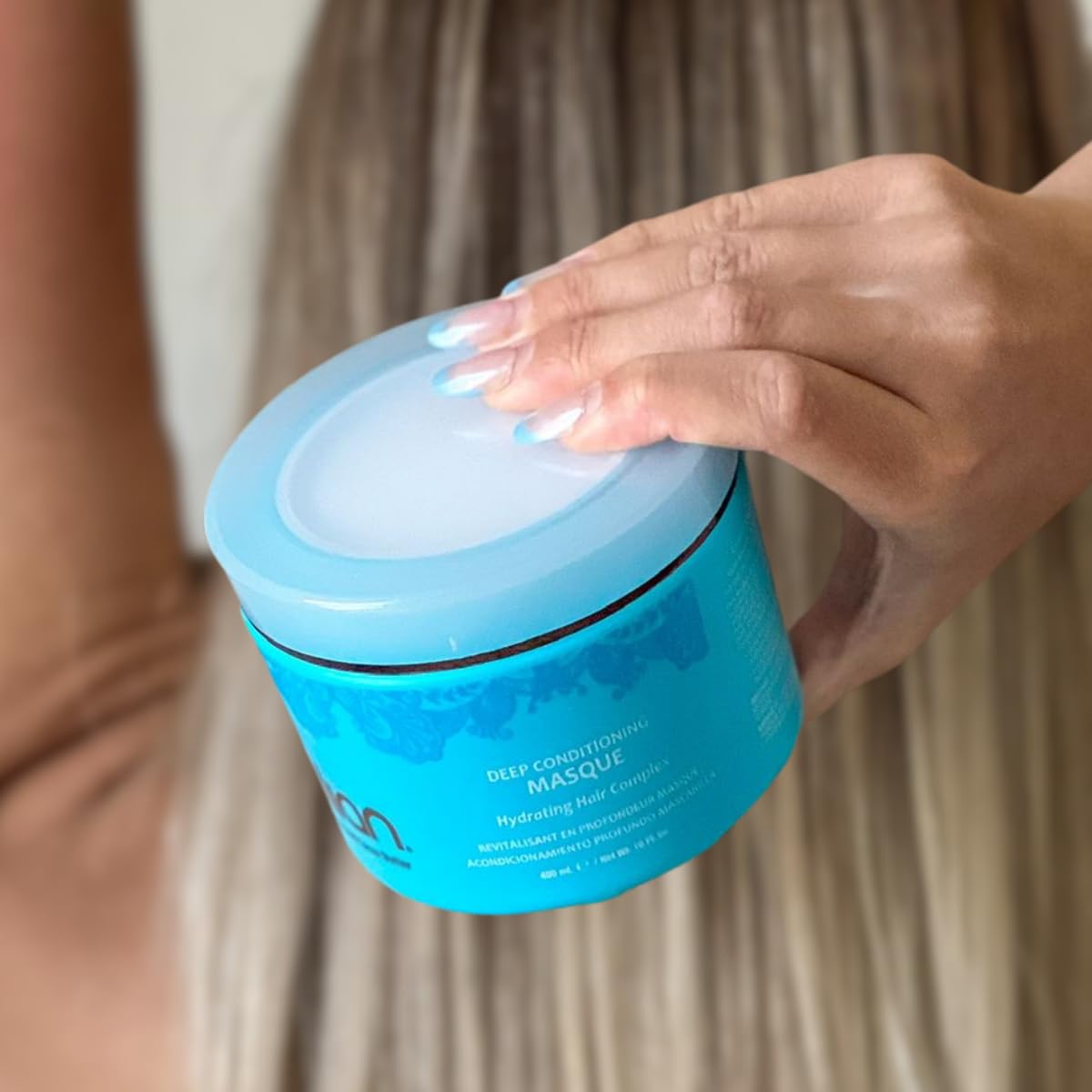 Packaging side view highlighting clean, salon-grade formula.