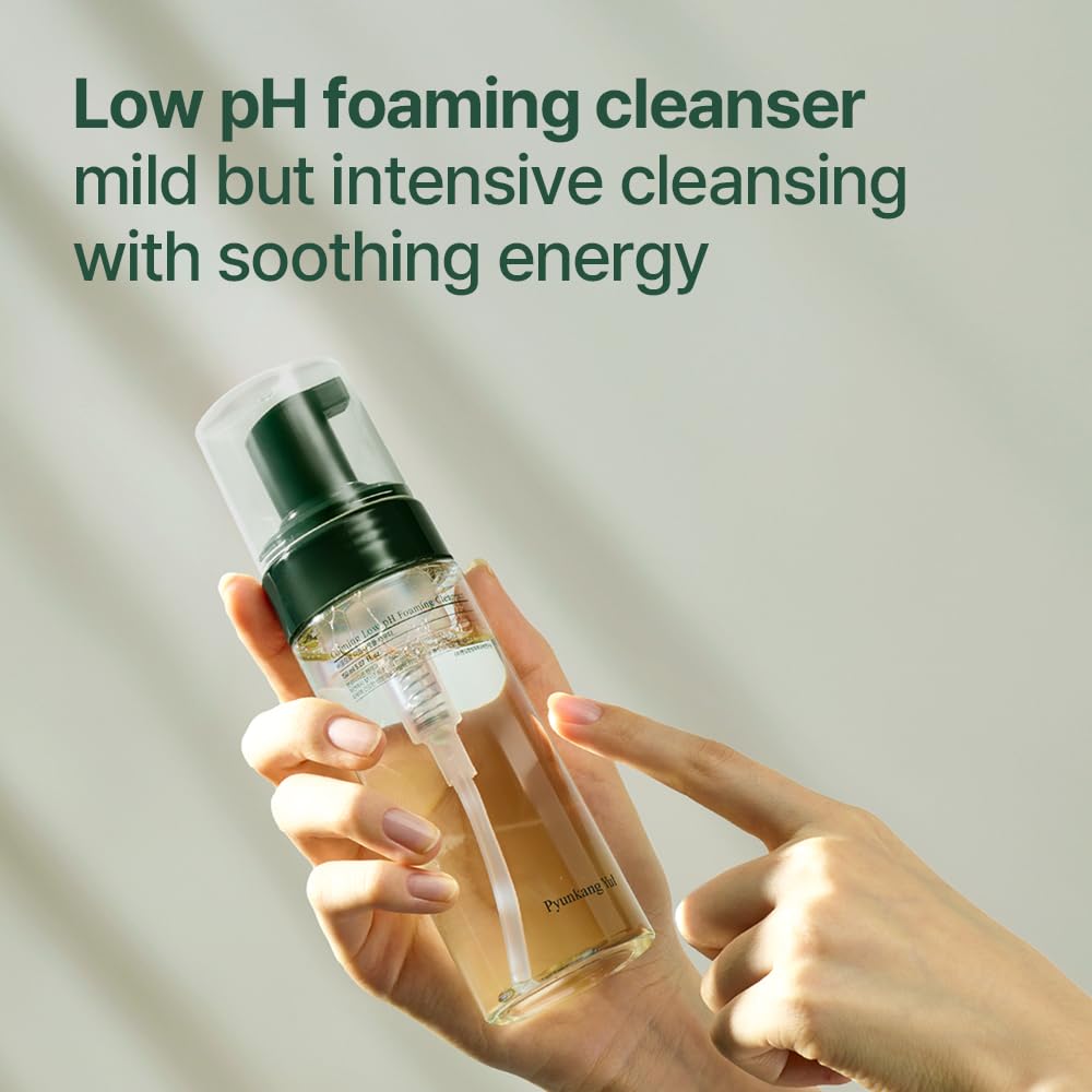 Hyaluronic acids cluster image conveys hydration support across the skin layers.