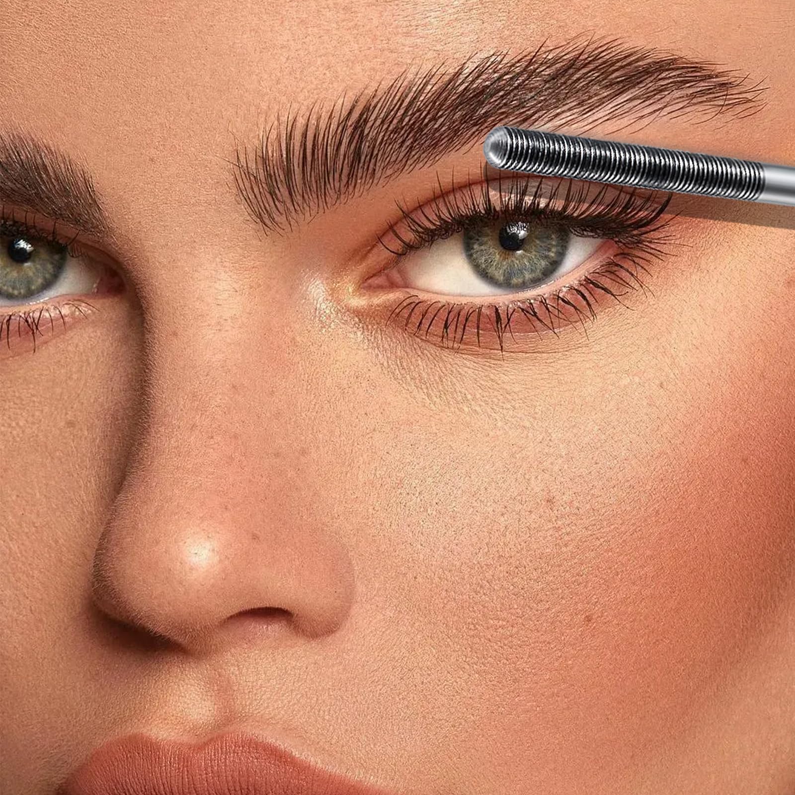 Qawnfy Iron Wand Mascara metal wand closeup highlights durable wand for long wear.