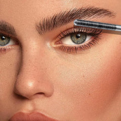 Qawnfy Iron Wand Mascara metal wand closeup highlights durable wand for long wear.