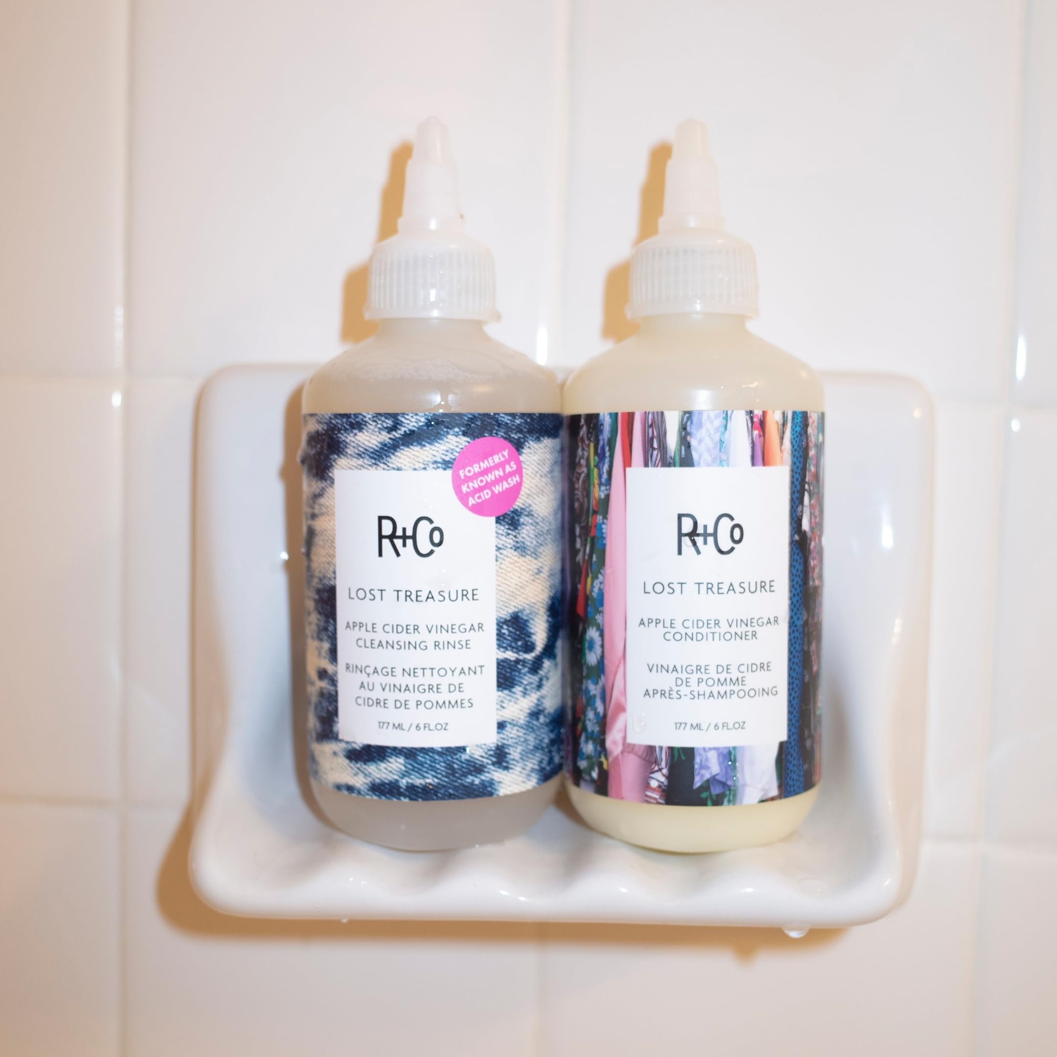 R+Co Lost Treasure ACV Cleansing Rinse scalp calm captured in action
