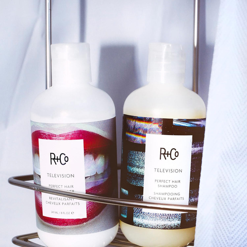 R+Co Television conditioner pour demonstrates detangling and hydration