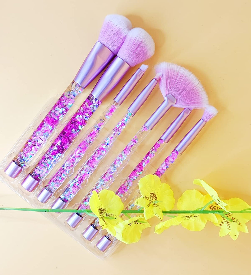 RAEEIKPHZ Powder brush helps even coverage for natural-looking results.